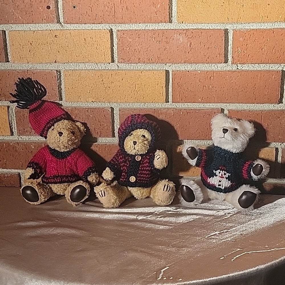 HugFun Teddy Bears lot of Three Christmas Bears, Plush